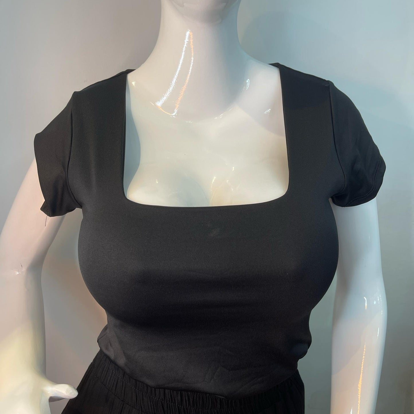 Body Manga Corta Escotado Negro