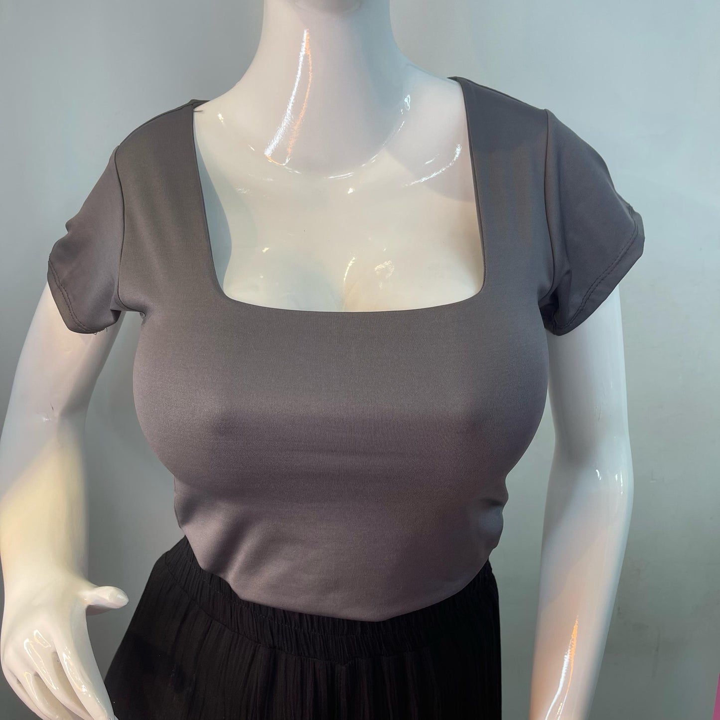 Body Manga Corta Escotado Gris Plomo