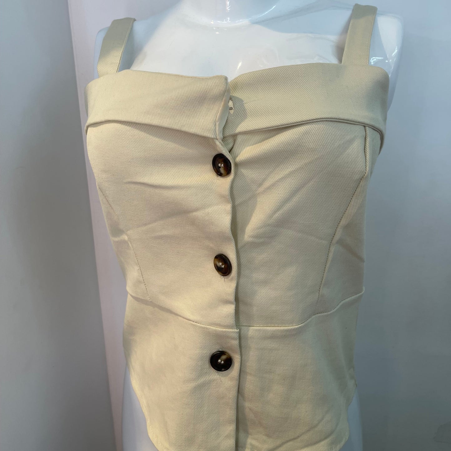 TOP STRAPLES MOSTAZA 03 BOTONES