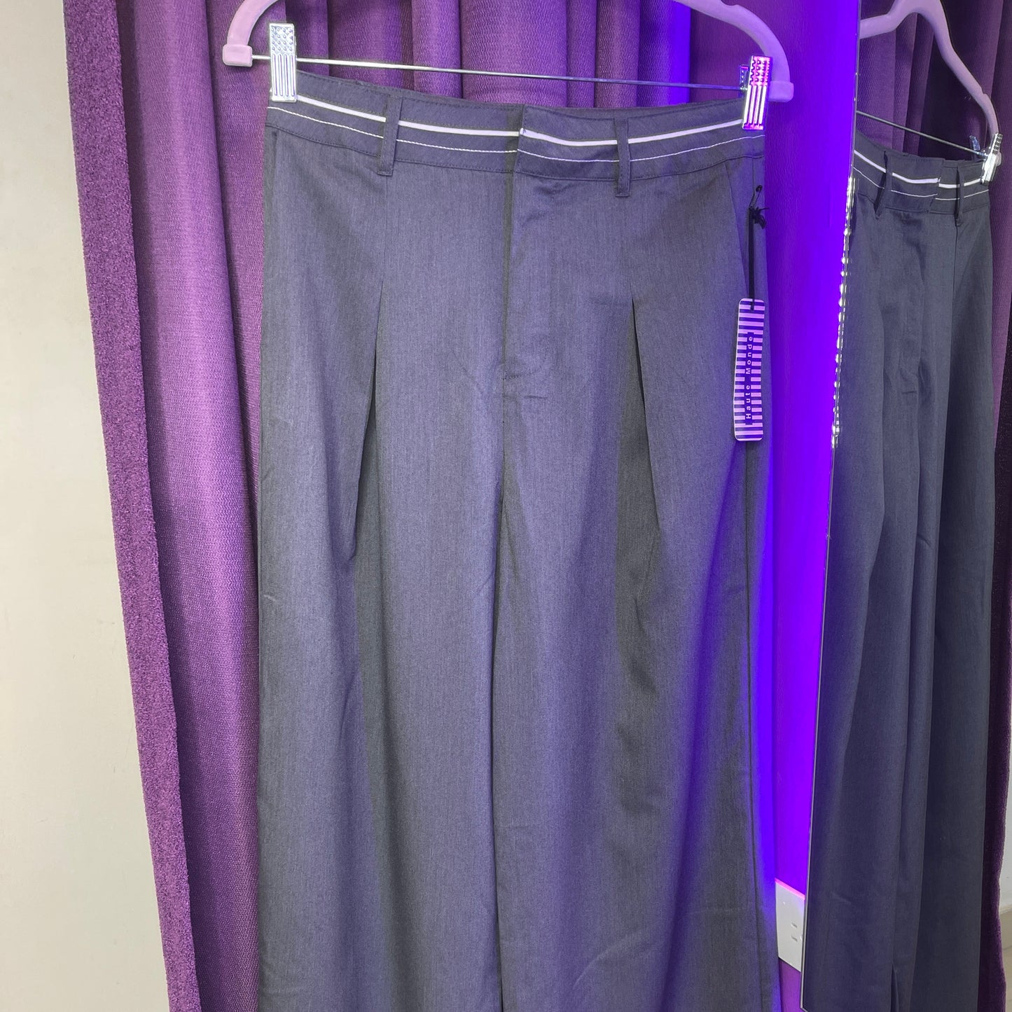 PANTALON GRIS LINEA BLANCA PRETINA