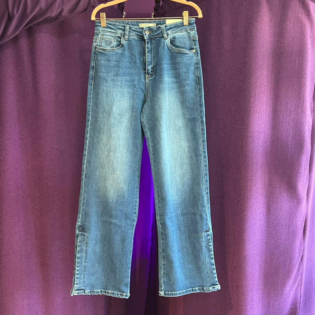 JEAN STRAIGHT CORTE RECTO BOTA ABIERTA