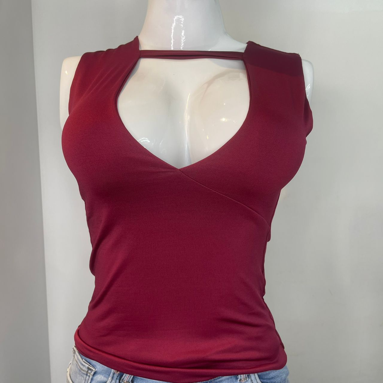 TOP ESCOTADO TIRO CUELLO ROJO CEREZA