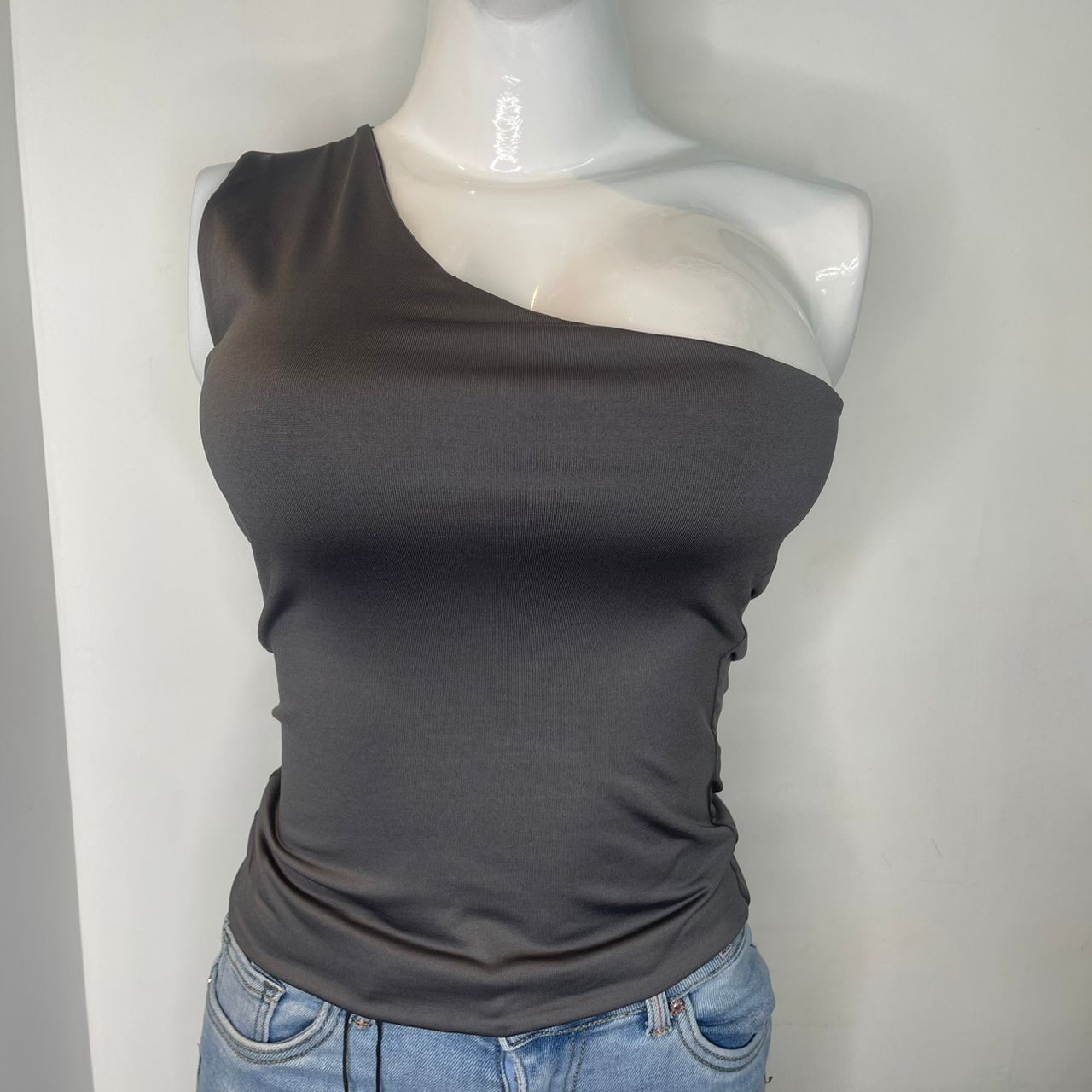 TOP ASIMETRICO GRIS OSCURO