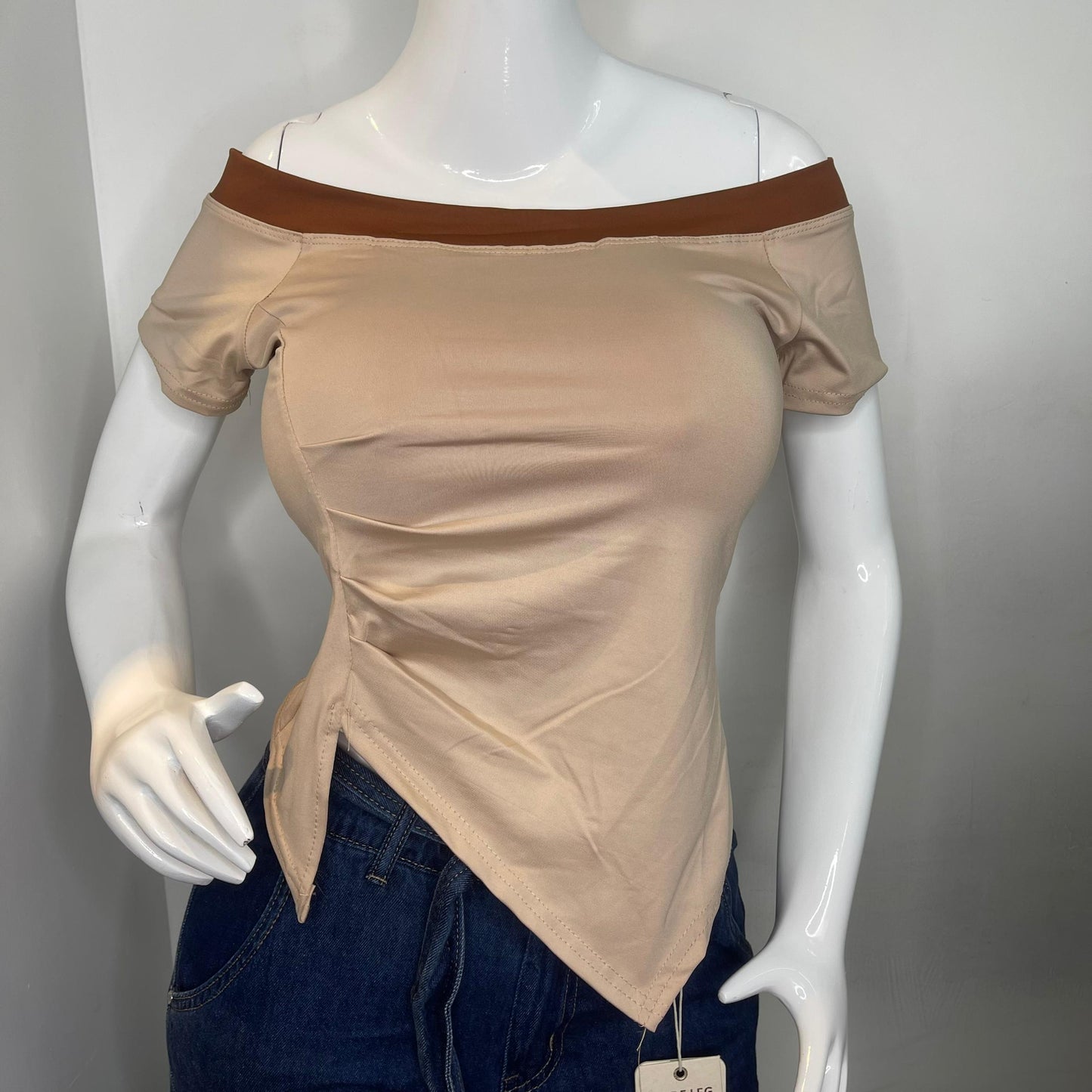 TOP ASIMETRICO BEIGE CUELLO MARRON