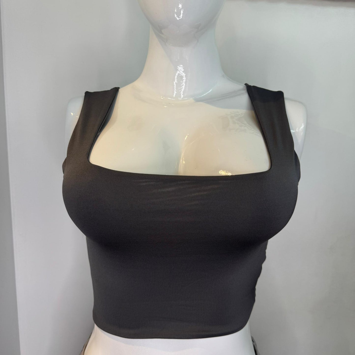 TOP BASICO ESCOTADO GRIS OSCURO