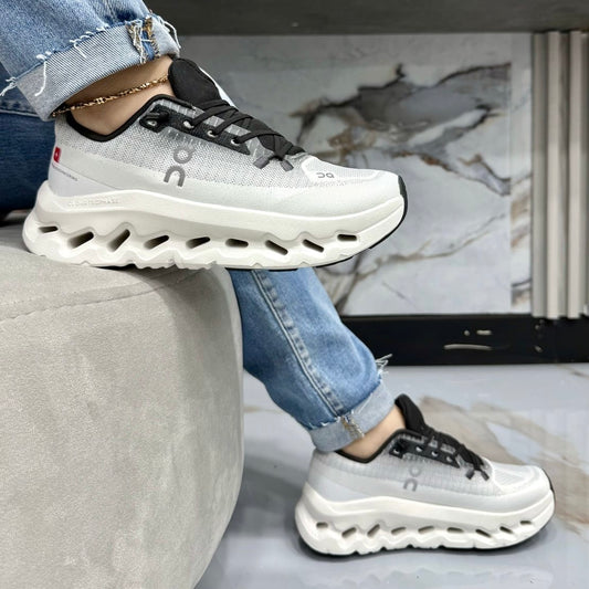 On Cloud Cloudsurfer Negras Gris