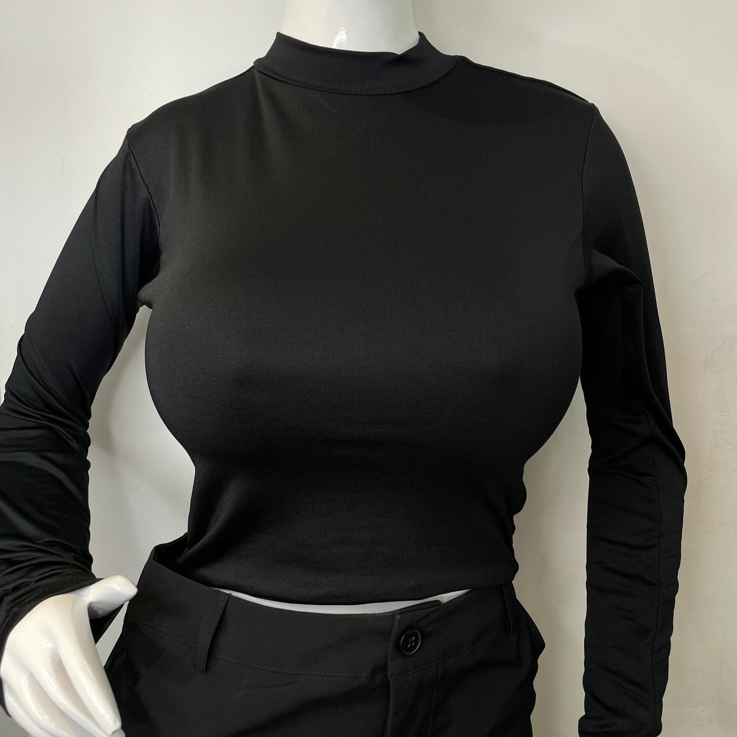 TOP HALTER MANGA LARGA CUELLO NEGRO