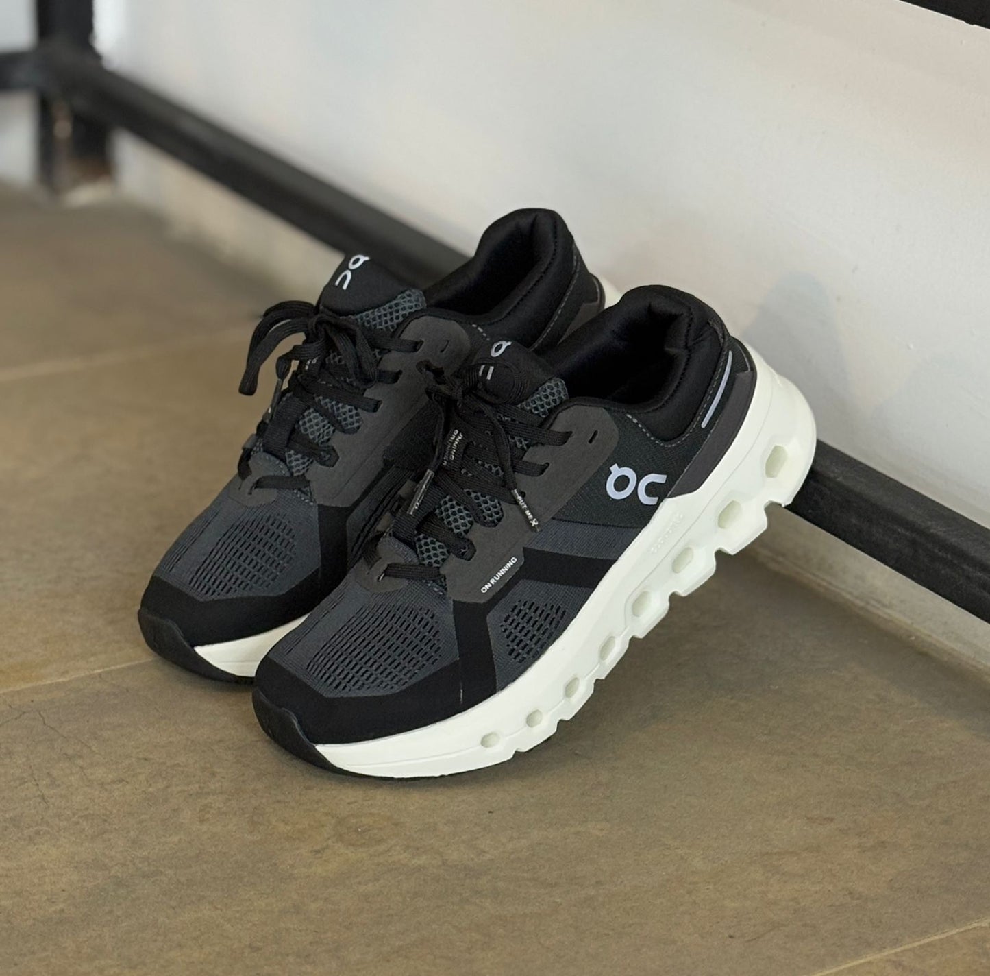 On Cloud Negras Gris