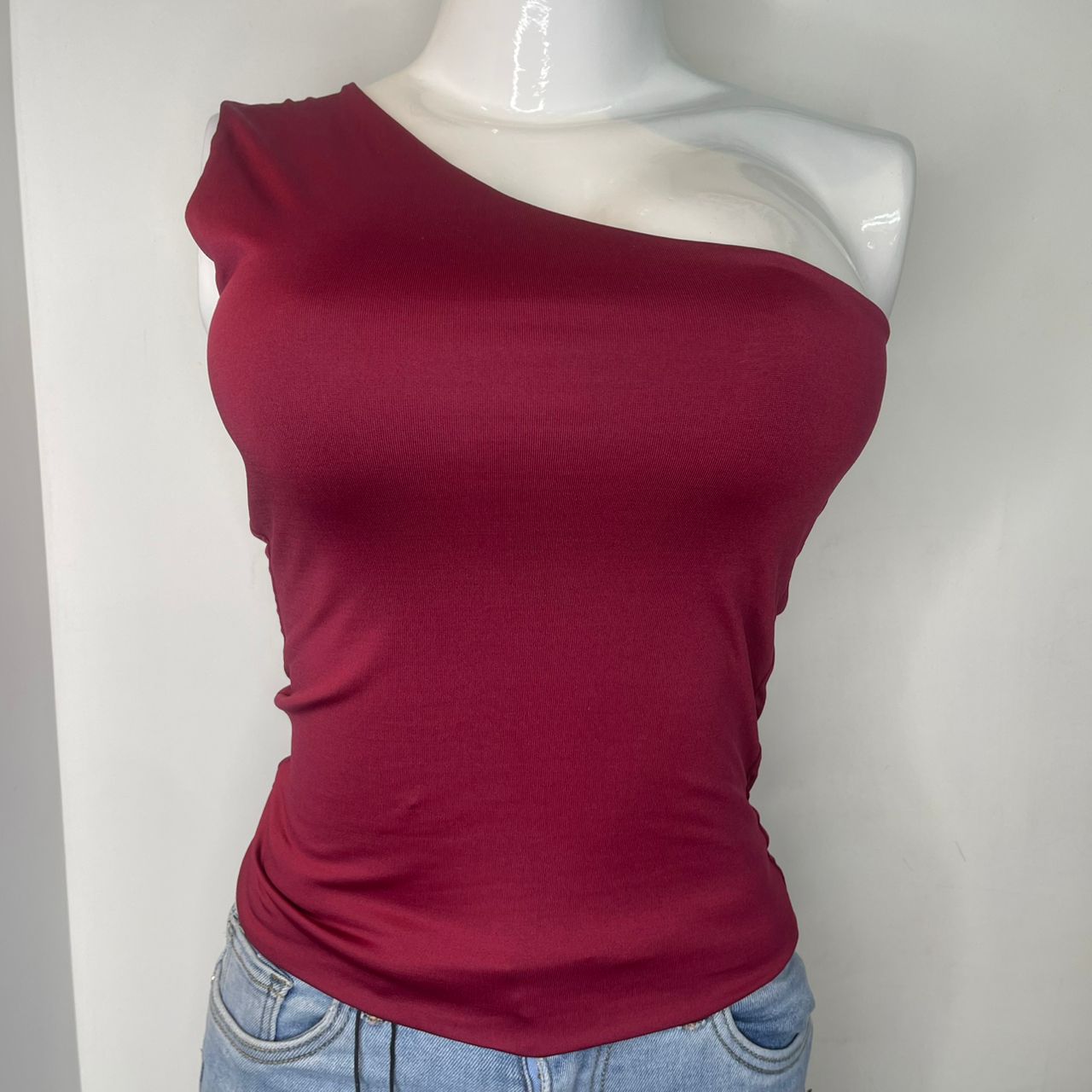 TOP ASIMETRICO ROJO CEREZA