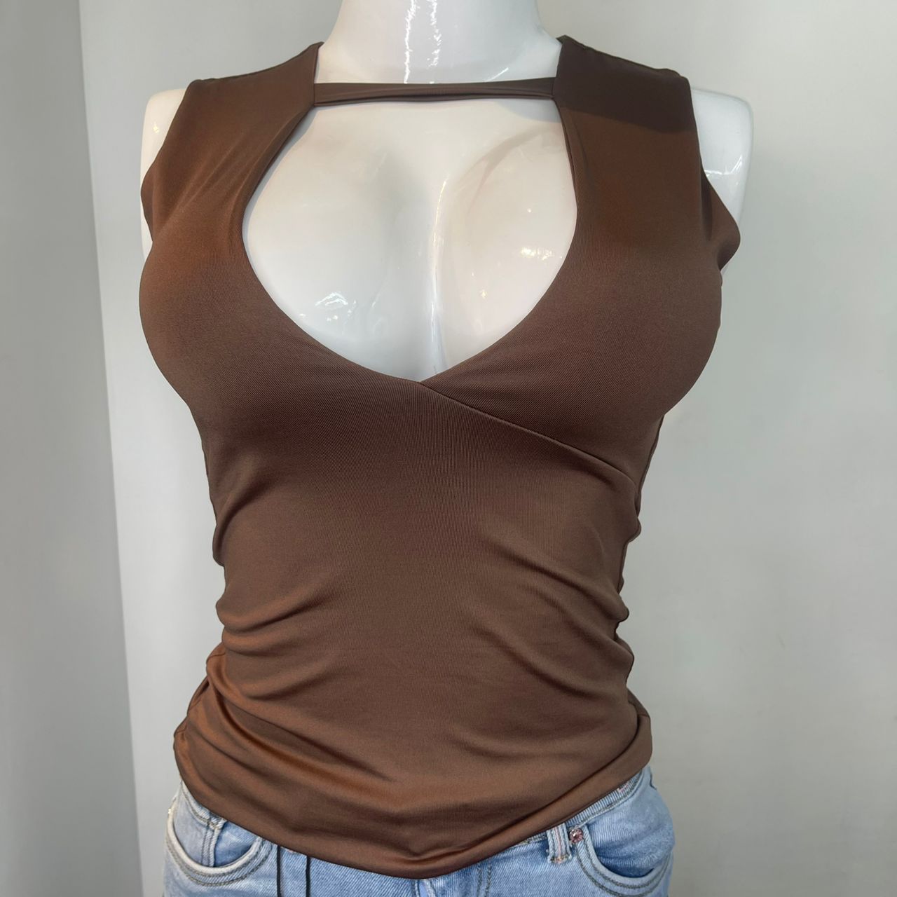 TOP ESCOTADO TIRO CUELLO MARRON
