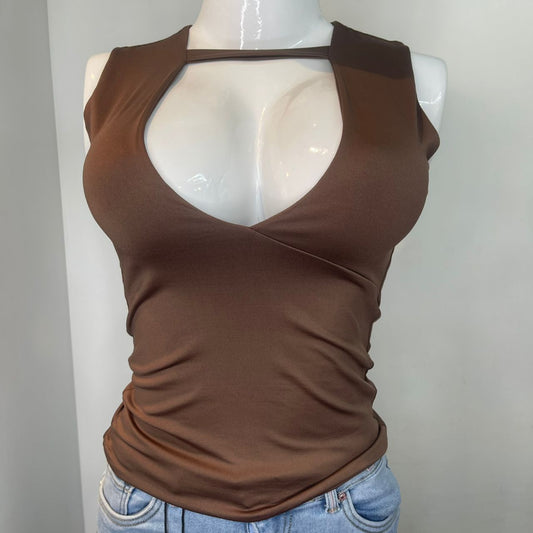 TOP ESCOTADO TIRO CUELLO MARRON