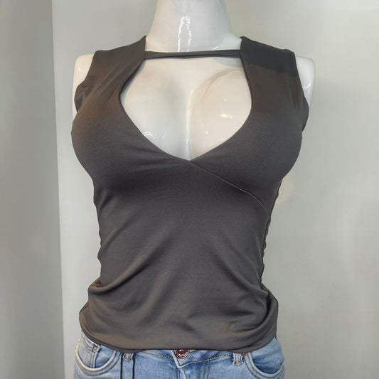 TOP ESCOTADO TIRO CUELLO GRIS OSCURO