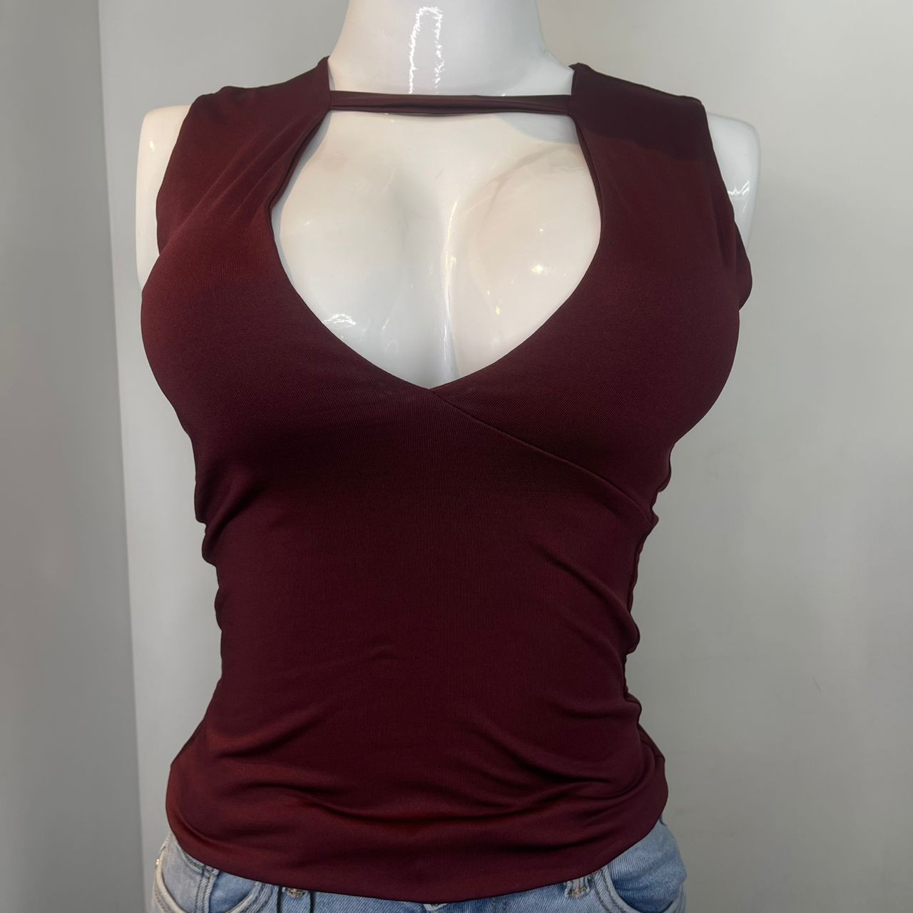 TOP ESCOTADO TIRO CUELLO VINO