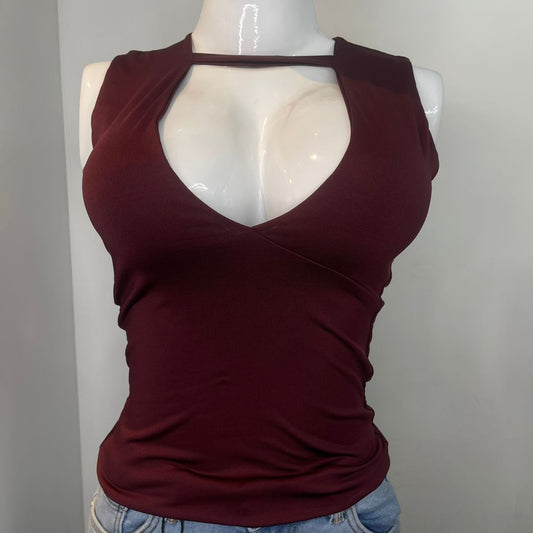 TOP ESCOTADO TIRO CUELLO VINO