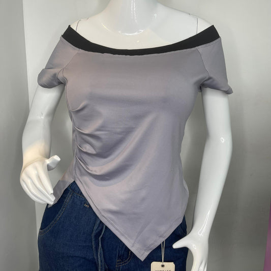 TOP ASIMETRICO GRIS CUELLO NEGRO