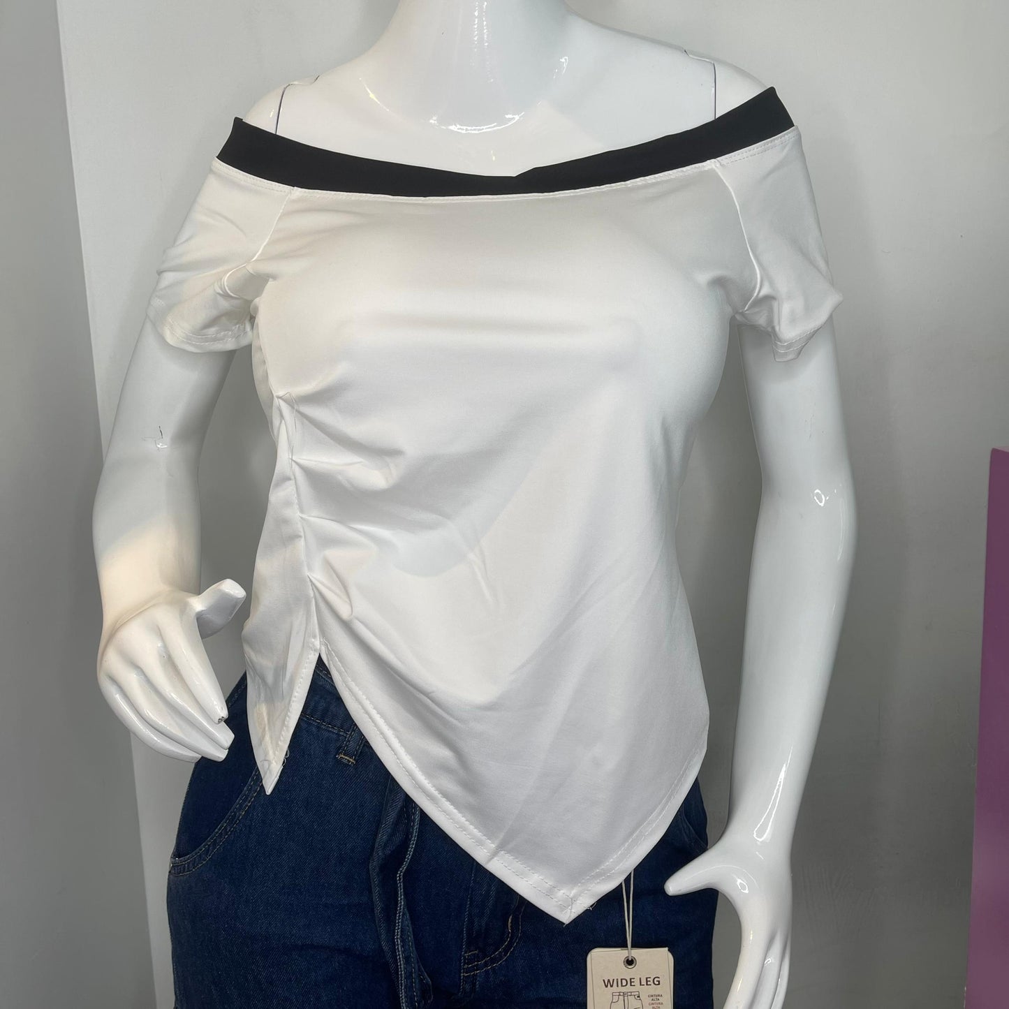 TOP ASIMETRICO BLANCO CUELLO NEGRO