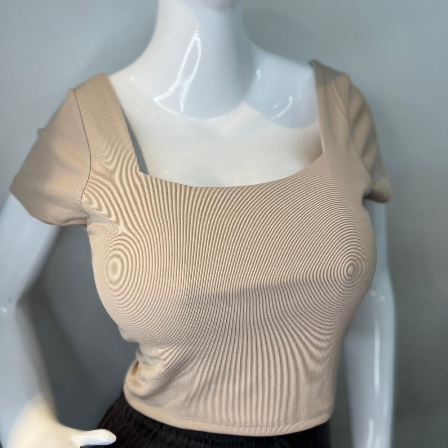TOP ESCOTADO MANGA CORTA BEIGE