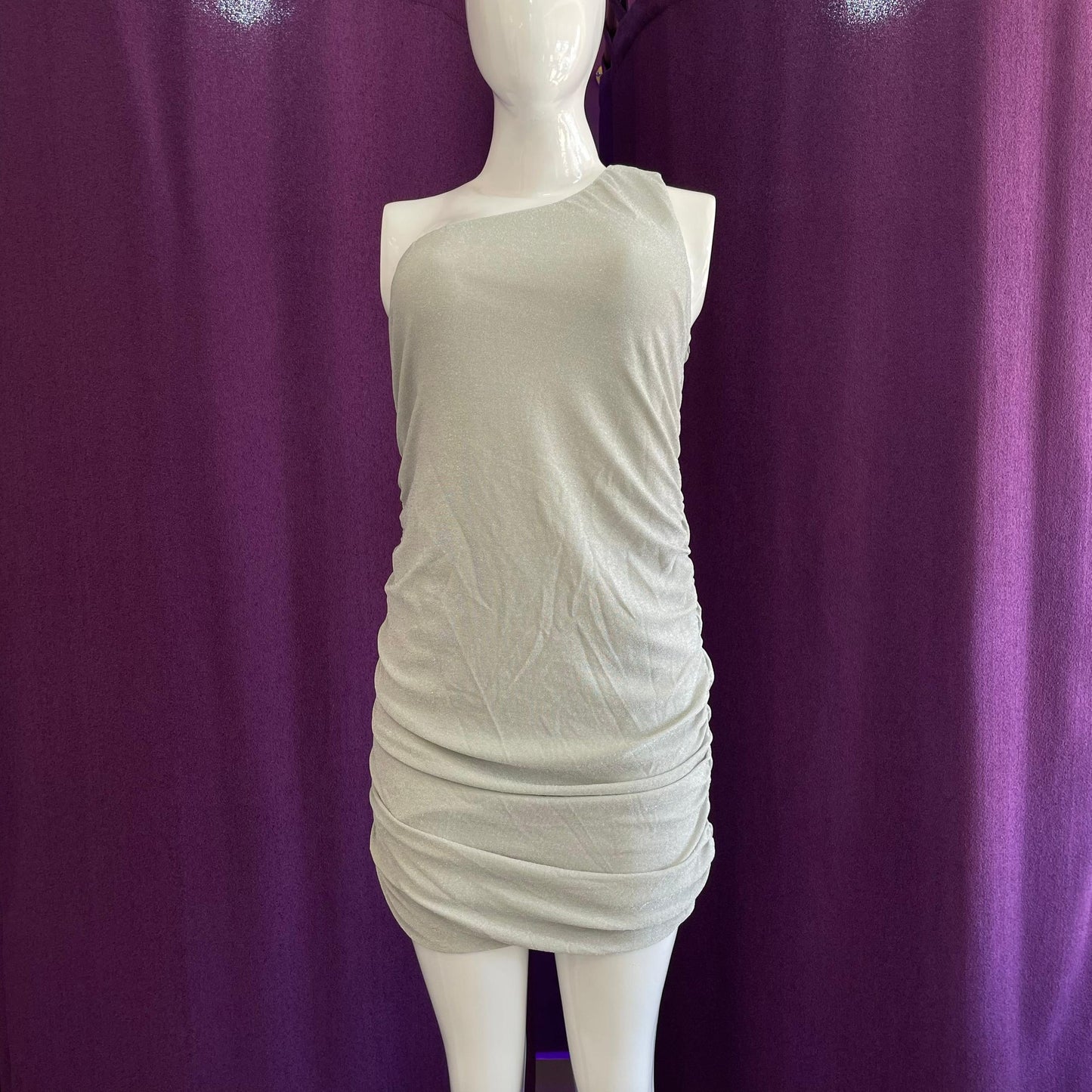 VESTIDO CORTO PLATEADO