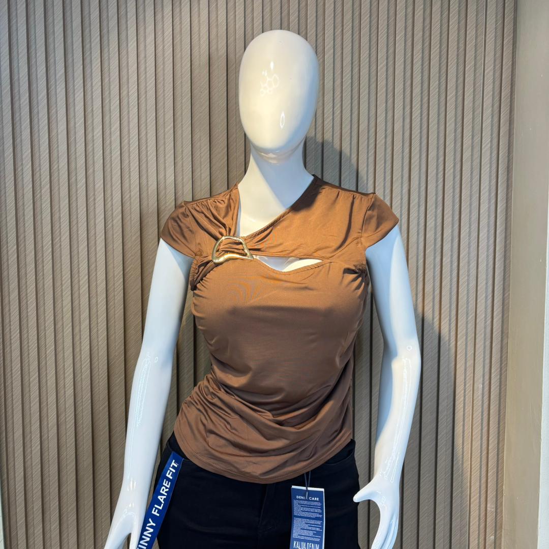 TOP CON HEBILLA MANGA CORTA