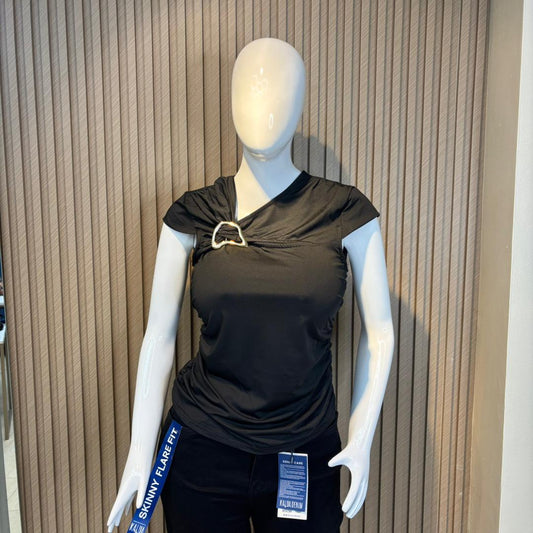 TOP CON HEBILLA MANGA CORTA