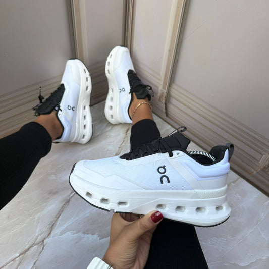 On Cloud Blancas Negras